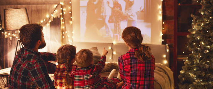 Weihnachtsstimmung beim Filmeschaun. Drei Kinder und der Vater. Wohlige Atmosphere.