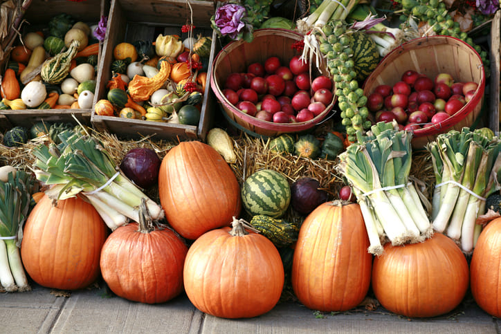 Gemüsestand mit Herbstgemüse