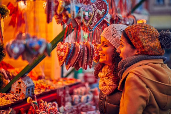 Weihnachtsmarktstand mit Lebkuchenherzen